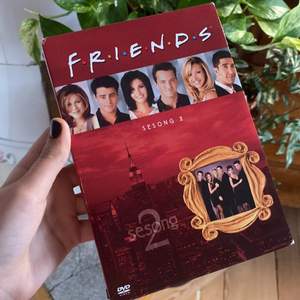 Friends säsong 2 på tre st DVD-skivor! Finns ju inte längre på Netflix, så om du inte har HBO kan du köpa denhär!! (skriv om du undrar något) 