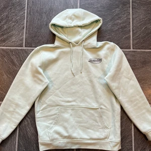 santa cruz hoodie  - säljer min santa cruz hoodie som är turkos, lite knottrig men annars i fint skick, köparen står för frakt!🥰