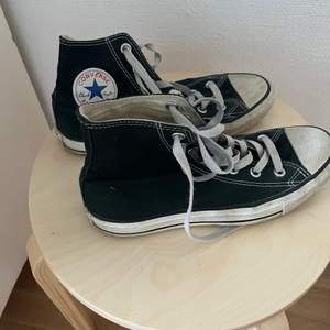 Säljer mina converse i storlek 39, använda men fortfarande i bra skick! Går absolut att skrubba/tvätta upp