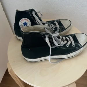 Svarta höga converse  - Säljer mina converse i storlek 39, använda men fortfarande i bra skick! Går absolut att skrubba/tvätta upp