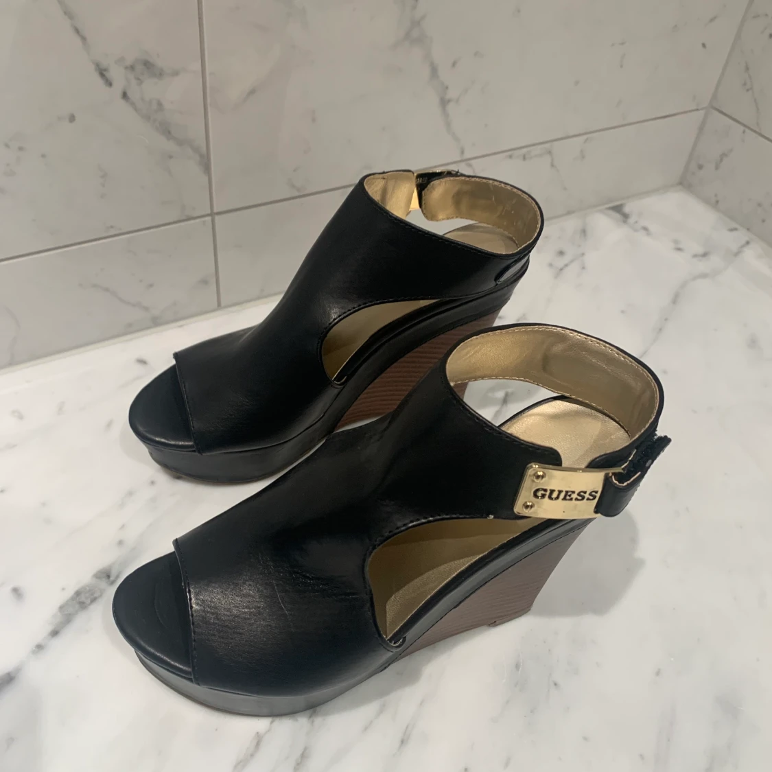 Svarta GUESS skor svarta  - 91