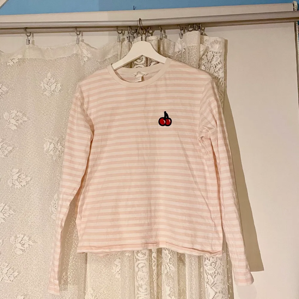 Assöt randig tröja i rosa och vitt med ett märke föreställande körsbär på framsidan :3 Funkar perfekt som lagertröja!. Tröjor & Koftor.