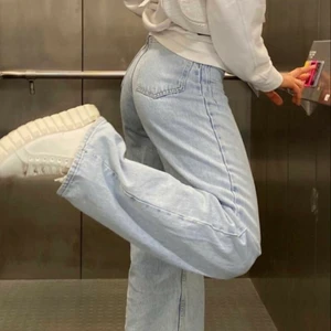 Zara jeans  - Ljusblå zara jeans. Första bilden är lånad men är de är otroligt lika. Mycket ljusare färg än vad det ser ut som i kameran. Skriv för mer info eller fler bilder!<3