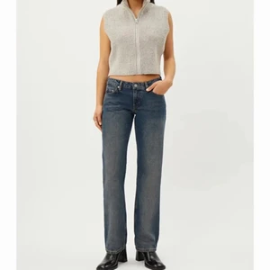 Weekday  arrow low straigh jeans - Säljer dessa jeans som är köpta här på plick, tyvärr var midjan för liten. Ser helt oanvända ut. Vid frågor eller direktköp kan ni bara kontakta🥰