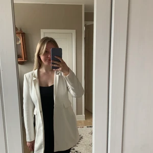 VIT KAVAJ / STUDENTKAVAJ - I bra skick utan fläckar 🤍🤍🤍