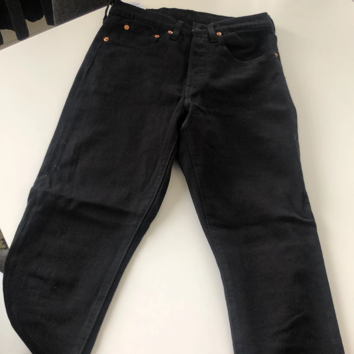 Svarta Levis jeans, tajta