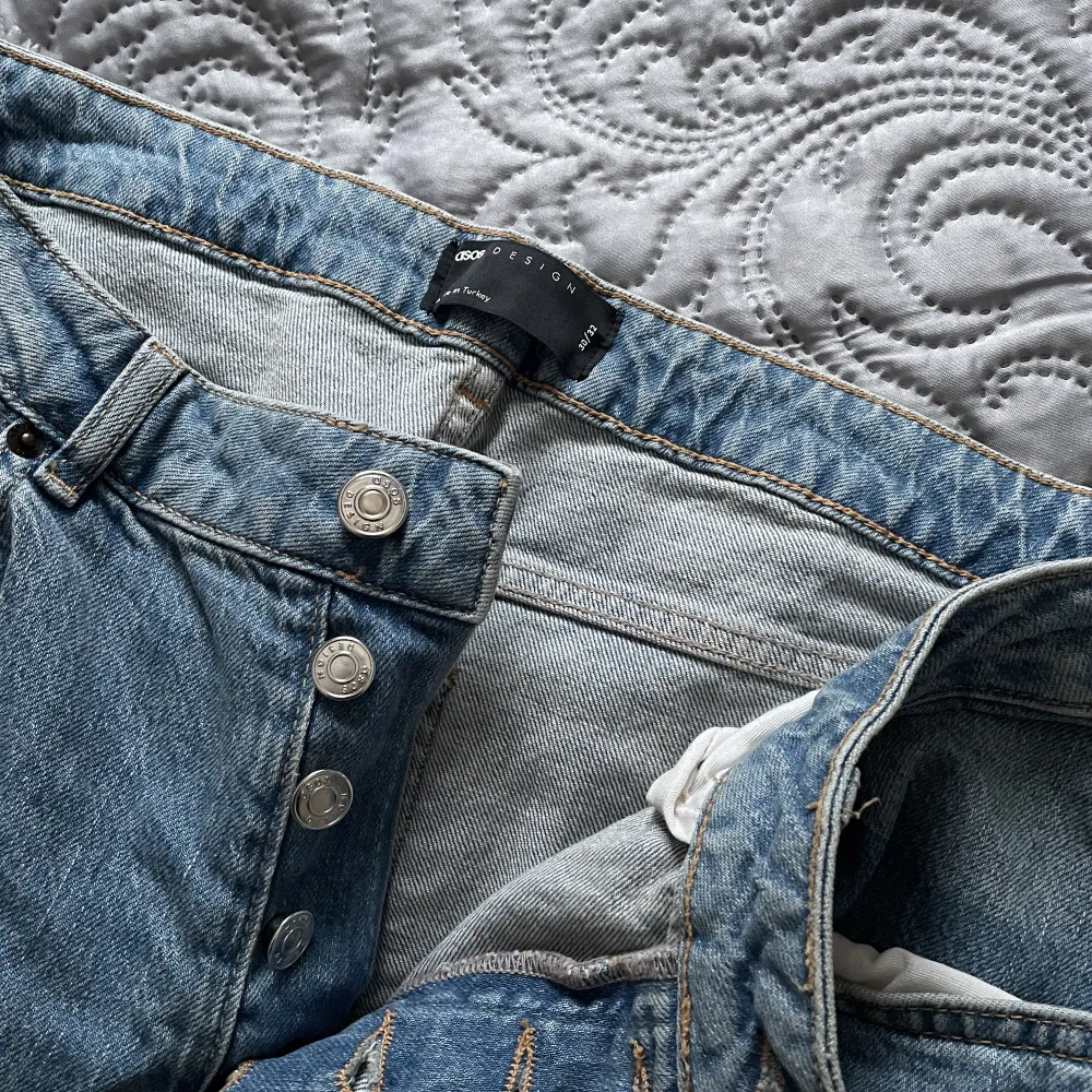 Snygga mid-rise jeans från asos, köptes för att vara oversized men är lite stora tyvärr. Skulle säga storlek M/L beroende på hur man vill ha de (30/32) 💕skriv för frågor eller bilder!!. Jeans & Byxor.