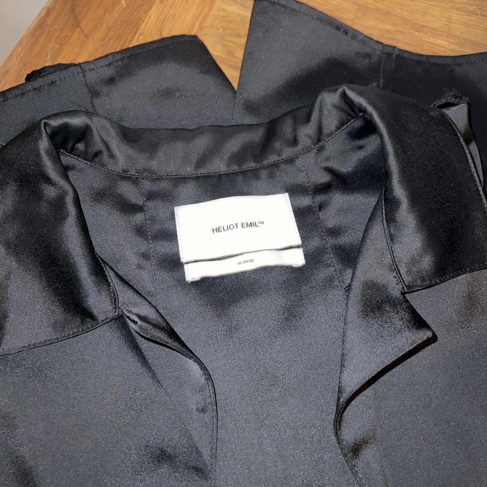 Helt oanvänd heliot emil crewneck skjorta med tryck som gjordes i ett limiterad antal🖤finns inte till salu ute & nypris var 5699,-. Skjortor.