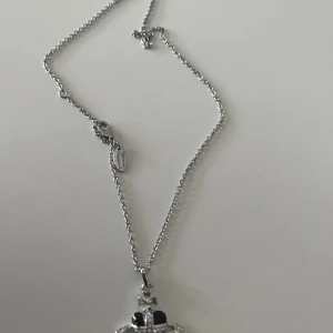Vivenne Westwood halsband - Replica av vivenne westood halsband Helt ny