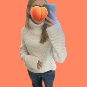 skjukt mysig stickad tröja🙌🏻🙌🏻💓  - En jätte fin stickad tröja med polo krage! har tvättats totalt 2 gånger så väldigt bra skick😃 stl s/xs med lite bredare ärmar nedtill❤️ den skulle nog va så snygg med ett par kostymbyxor och en läderjacka😍köparen står för frakt och pris kan diskuteras!❤️