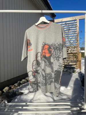 Reebok barket t-shirt 90s - En T-shirt från 90-talet i strålande skick. Den saknar storleks lapp men jag uppskattar den till lagre. Snyggt restro tryck på båda sidorna och designad krage. 