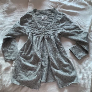 Stickad babydoll kofta - Säljer den här jättesöta babydoll koftan med trekvartsärm💗