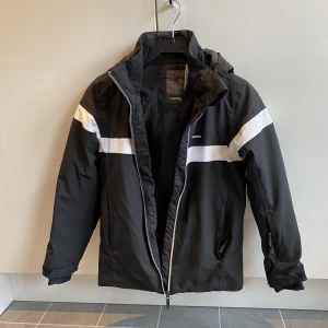 Skidjacka barn 154cm - Everest jacka i storlek 154cm. Kan användas som skidjacka eller en vanlig jacka. 