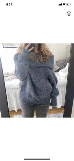 Off shoulder tröja H&m - Säljer denna fina mörkblåa off shoulder tröja från H&m. Den är i fint skick, kontakt vid minsta intresse❤️ (OBS inte min bild)