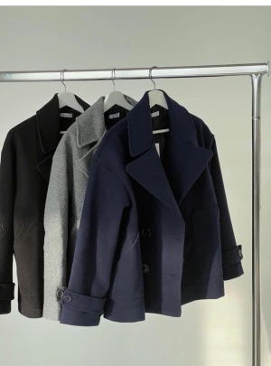 Kappa - Säljer denna kappa från design by si i svart,storlek XS/S passar perfekt på mig som är en S ibland M. Den är i en obruten förpackning då jag råkade beställa två st 