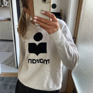 Isabel marant tröja  - Säljer min super fina Isabel marant tröja då den inte kommer till så stor användning slm jag hade önskat. Inte använd så många gånger och köpte för några månader sedan. Toppen skick utan några defekter! Str L men är som S. Nypris - 2500  Mitt pris - 1900