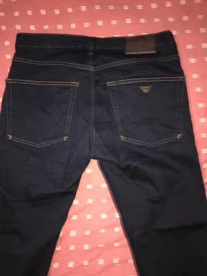 Armani jeans  - Helt fräscha Armani jeans, jätte fina och knappt använda. Mötts upp i Stockholm, frakt kan diskuteras👍🏼 pris kan diskuteras vid snabb affär:)