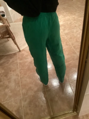 Linnebyxor - Gröna linnebyxor ifrån HM i storlek XS. Hur sköna som helst, använda i bra skick. 