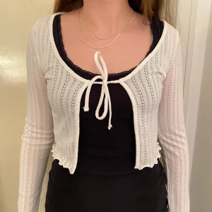 Stickad kofta  - En stickad kofta från HM. Aldrig använd! Skulle lätt behålla den men är för liten för mig. Jätte fin att ha över ett linne. Kan sicka mer bilder privat.