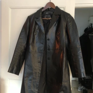 Fejk läder skinn kappa  - Storlek large men är mer som en stor small, liten medium. 