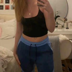 Nike tech byxor  - Säljer mina blåa Nike tech byxor i killstorlek s. Kommer inte till användning, passar mig bra som är 168! 