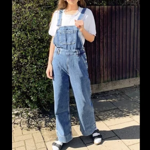 Hängselbyxor &OtherStories - 🍄Säljer dessa fina hängselbyxor i bra skick från märket &OtherStories! Bilderna är lånade. Köparen står för frakten. Bara att skriva vid intresse!🍄