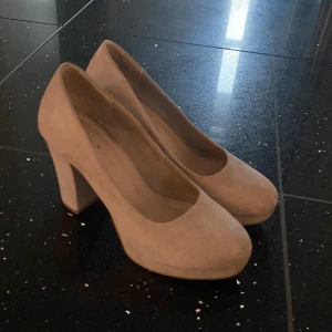 Klackskor - Super fina mocka/sammet beige klackar med lite platå. Ungefär 6 cm höjd. Sparsamt använda 