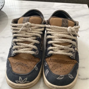 Travis scott dunks - Köpt för 5500 börja använda dom 2021 på sommaren och har använt dom ganska mycket men har varit rätt rädda om dom. Inga hål,har fixat en sak i hälen för 400 hos skomakaren så det är bra. OBS kommer göra rent dom innan köpet 