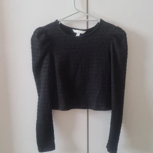 Svart blustopp - Knappt använd, säljer pga detta 