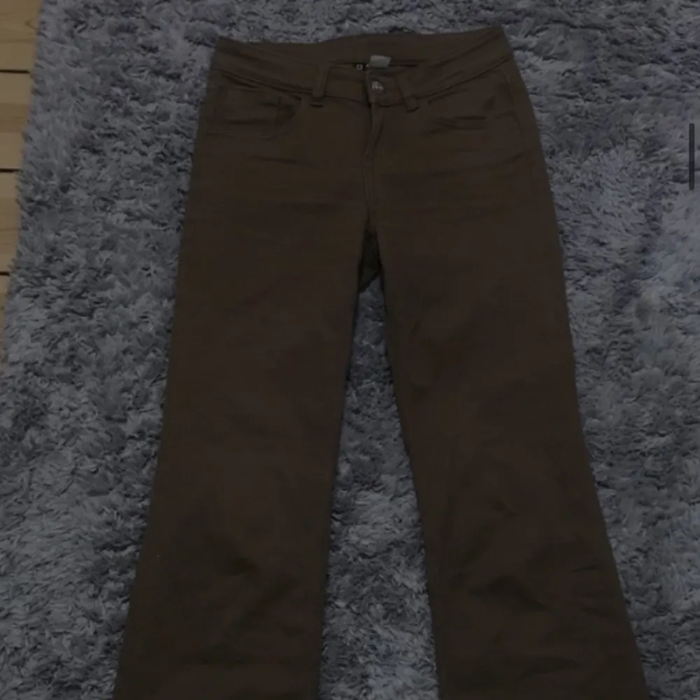 Säljer dessa lågmidjade jeans från Hm i modellen flare. Använd några gånger. (Lånade bilder)💗. Jeans & Byxor.