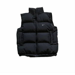 Vintage Nike väst - Vintage Nike pufferväst svart! Går inta att köpa i butik lägre då den har slutat säljas. Den är i väldigt bra skick. Jag skulle säga att det är mer en S. Den är Vintage så den är svår att få tag på! Priset kan diskuteras (sista bilden är lånad)