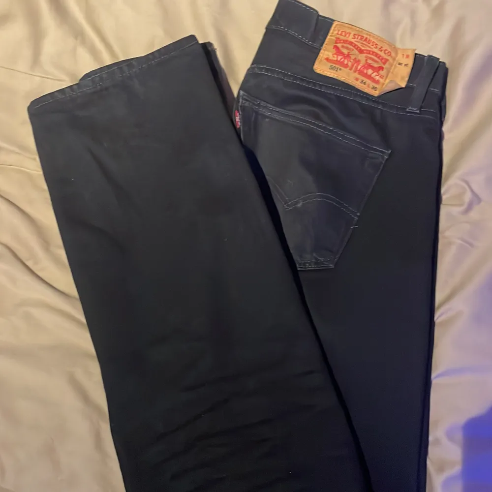 Knappt använda levis jeans 501. W34 L36. Säljer pga lite för små för mig. Nypris 1200kr. Jeans & Byxor.