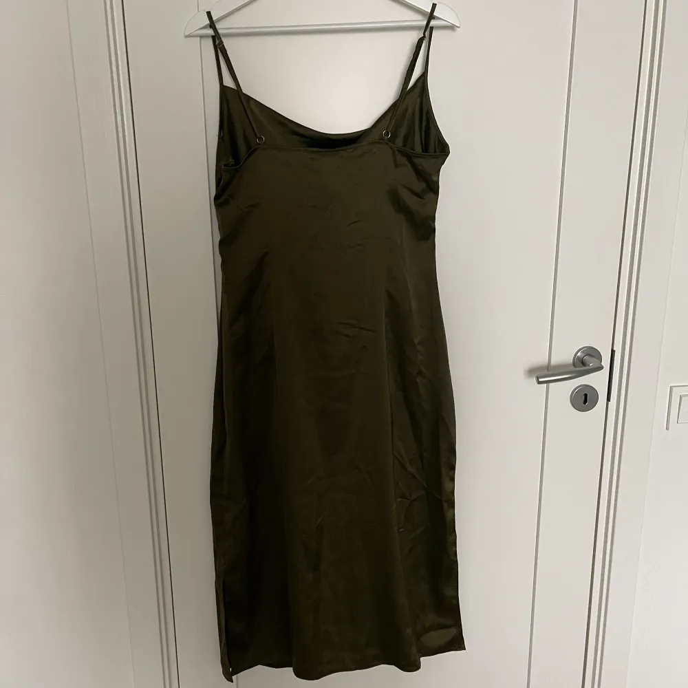 Säljer denna fina klänning. Köpt secondhand för 100kr säljer för 40kr. Klänningen har en liten slits på båda sidorna. . Klänningar.