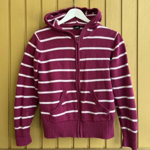 Stickad huvtröja med dragkedja - Stickad huvtröja från Isolde med huva, fickor och dragkedja. Inga tecken på användning förutom mindre vit fläck på höger ärm (se bild nr 1)