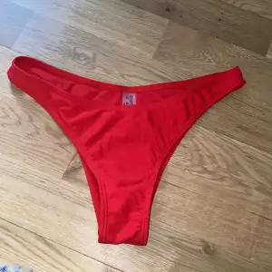 Säljer en bikini under del som är röd och ska vara en i storlek S men jag tycker de är en XS. Sitter jätte fint på men är förlåten för mig så aldrig använt. Säljer för 40 kr 