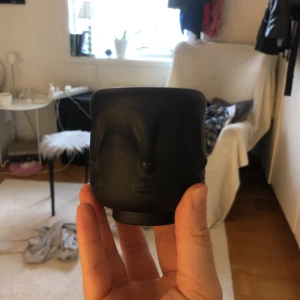 Ljus lyckta - En kanske 10x10 ljuslykta matt svart med guld på insidan🤍