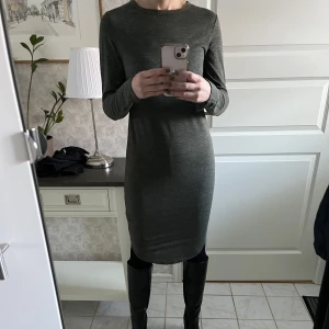 Klänning  - Fin klänning, khakifärgade. Stretchig. Storlek XS men passar bra på S också (som jag). 