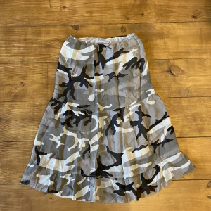 Militär print kjol  - Mid-length kjol och gott skick. Köpt second hand. 