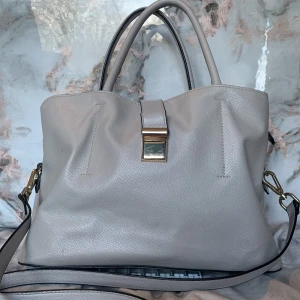 Grey Leather handbag  - Vintage grey handbag made of synthetic leather whit pockets and adjustable straps 
