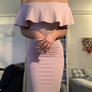 Puderrosa bodycon klänning. Off the shoulder med en större volang. Längd går förbi knärna. Från Nelly i storlek xs men är stretchig 