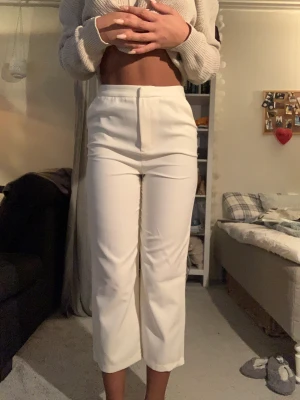 Vita kostymbyxor  - Vita högmidjade kostymbyxor. Lite croppade på längden. Aldrig använd och har fortfarande etiketten på. Köpta på NA-KD i storlek 36