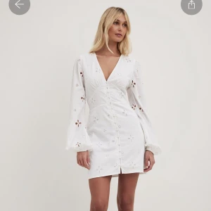 Studentklänning NAKD - Funderar på att sälja denna superfina vita klänning från na-kd . Perfekt till studenten! Aldrig använd, endast testad!💗💞