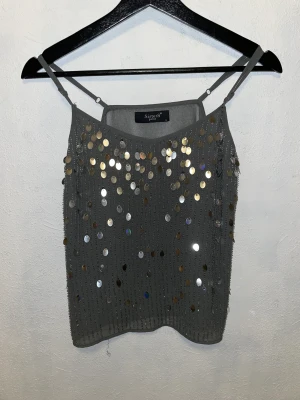 Linne - Linne från sisters med paljetter och justerbara band så passar många storlekar I fint skick 