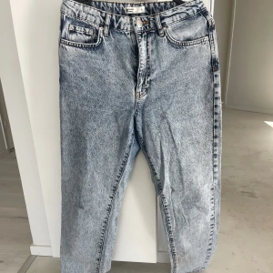 Jeans - Nytvättad, bra skick och sitter fint på