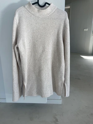 Lång beige stickad tröja - Nytvättad, bra skick och den går också bra att ha som en klänning 