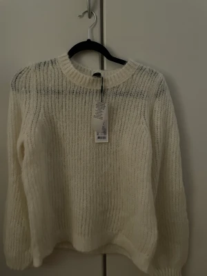 Stickad tröja - En stickad tröja från NeoNoir, aldrig använd & prislapp sitter kvar. Storlek 40, passar även för de med mindre storlek om man vill att den sitter lite mer ”true to size”. 