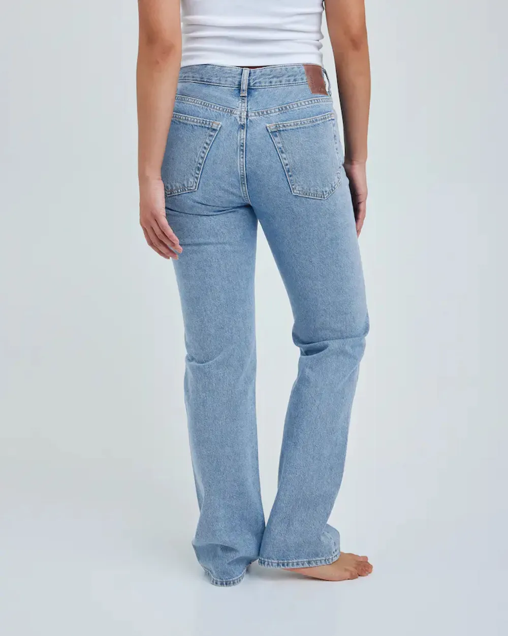Blåa jeans med bruna sömmar. Lågmidjade och långa på mig som är 172 cm. Midjan är 30 längden 32! . Jeans & Byxor.