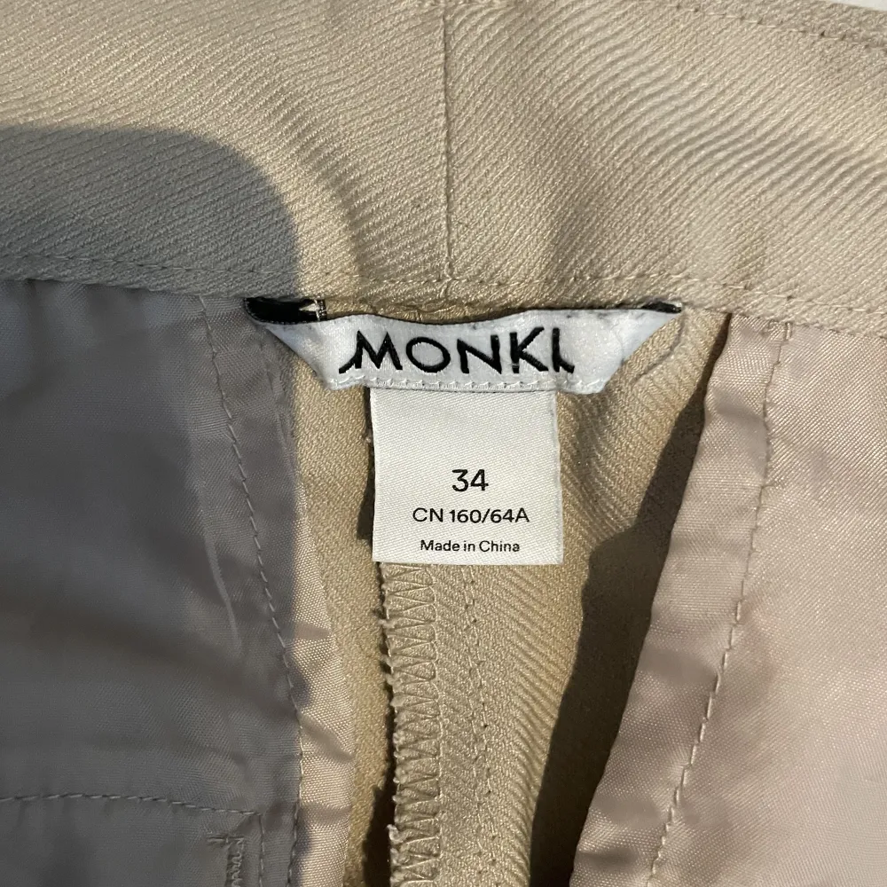 Säljer dessa snygga kostymbyxor från Monki då de inte används längre. Fint skick i storlek 34. Kontakta för fler bilder!. Jeans & Byxor.