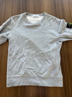 Stone island sweatshirt - Grå Stone island sweatshirt! Använd fåtal gånger på några fotbollsmatcher. Nypris runt 3000 kr.