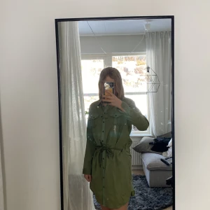 Klänning - Fin olivgrön klänning i gott skick. Använd fåtal gånger. Strl XS men passar S. Nypris 399 kr.